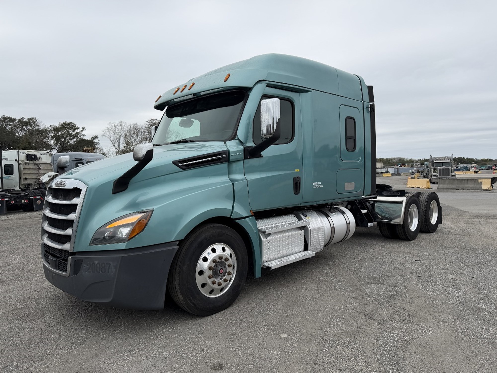 2020 Freightliner Cascadia 126 2020 Freightliner Cascadia 126 - image 1 of 6