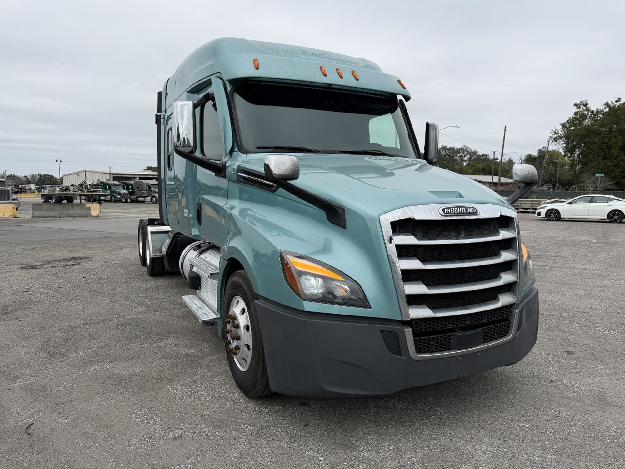 2020 Freightliner Cascadia 126 2020 Freightliner Cascadia 126 - image 2 of 6
