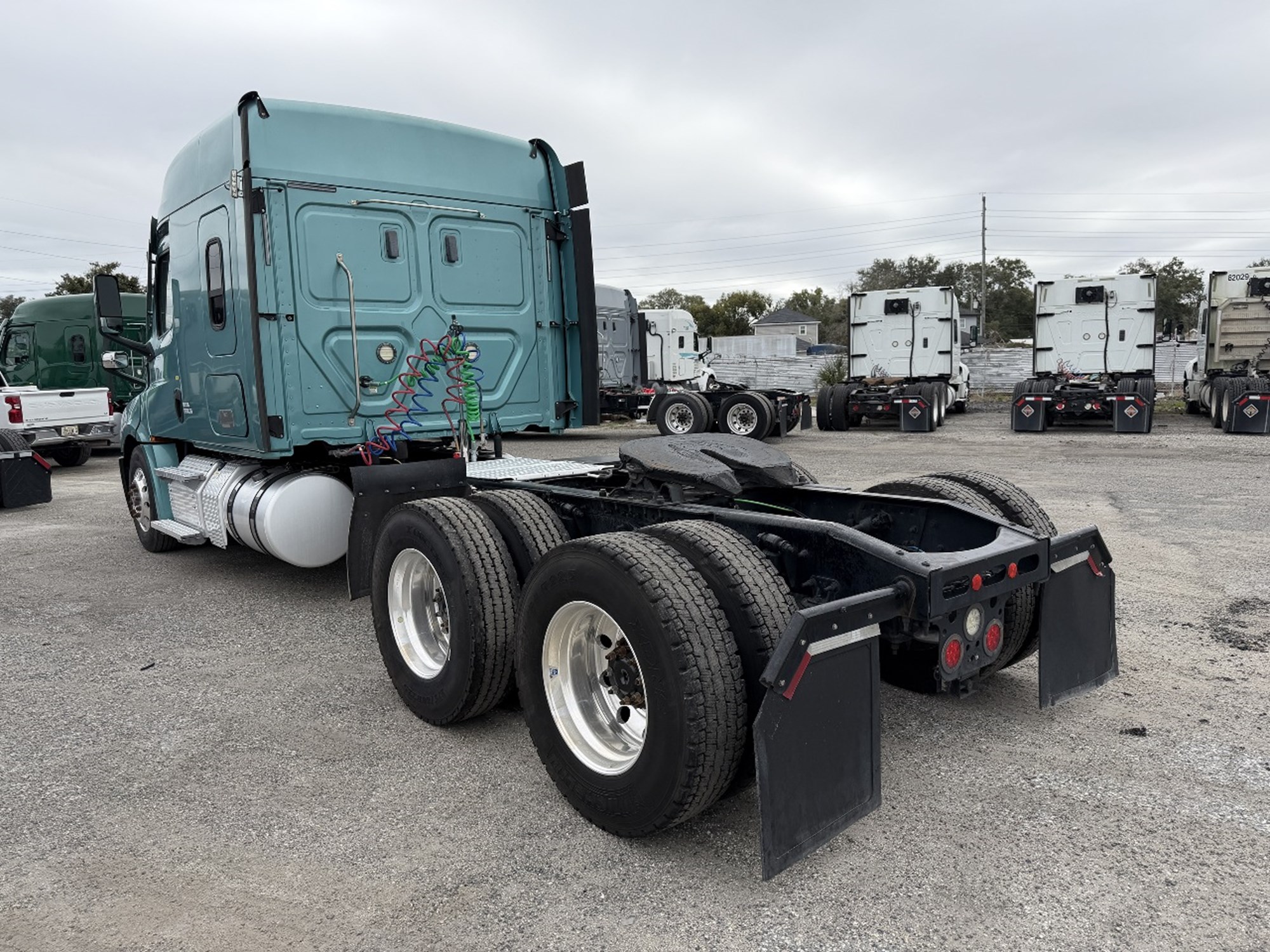 2020 Freightliner Cascadia 126 2020 Freightliner Cascadia 126 - image 3 of 6
