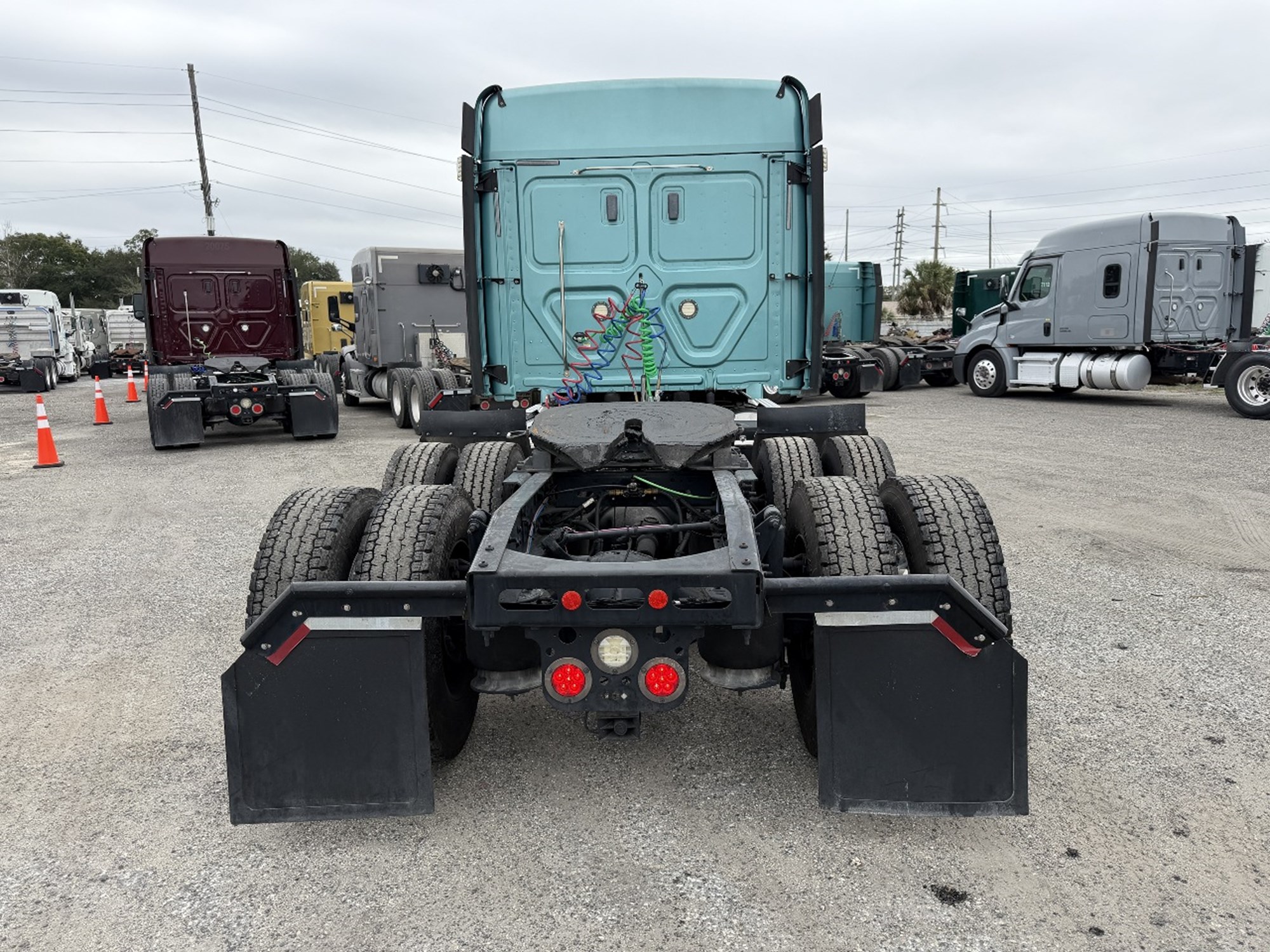 2020 Freightliner Cascadia 126 2020 Freightliner Cascadia 126 - image 4 of 6