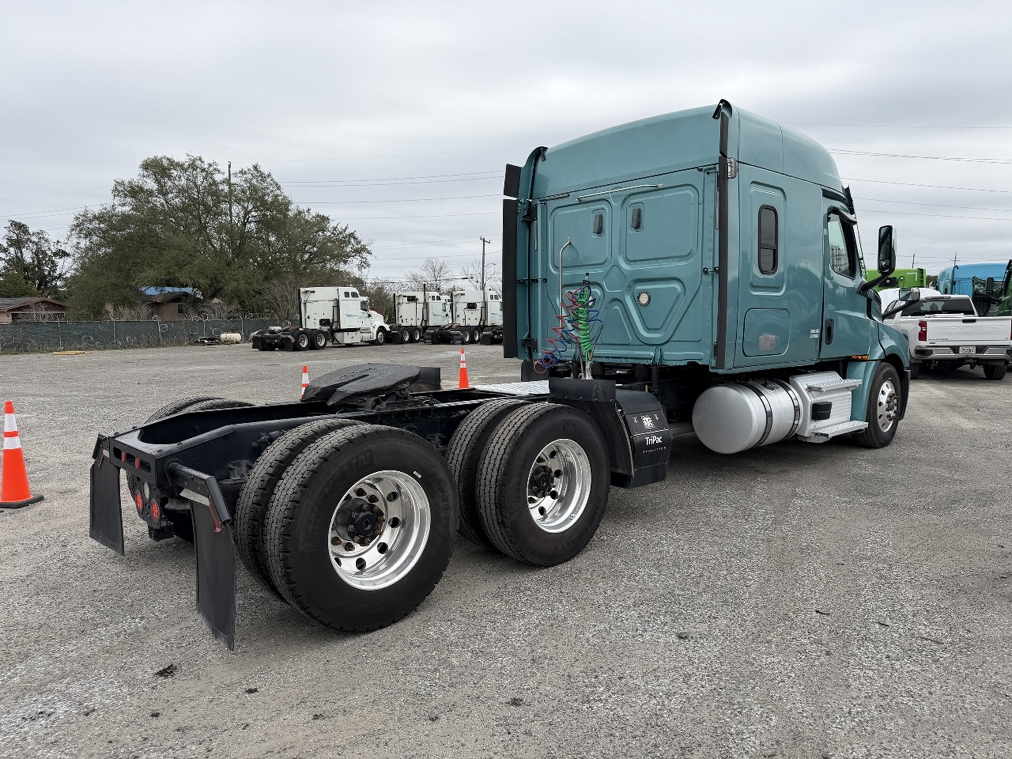 2020 Freightliner Cascadia 126 2020 Freightliner Cascadia 126 - image 5 of 6