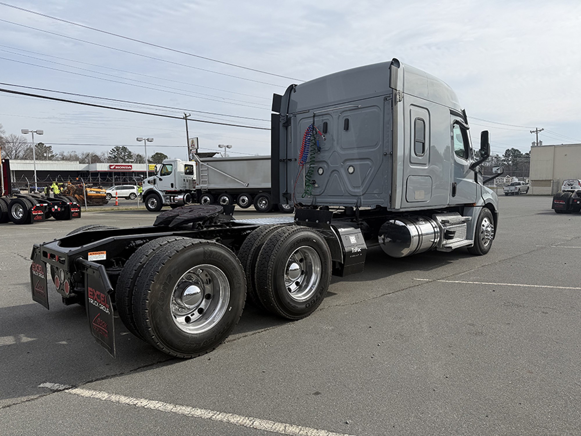 2020 Freightliner Cascadia 126 2020 Freightliner Cascadia 126 - image 4 of 6