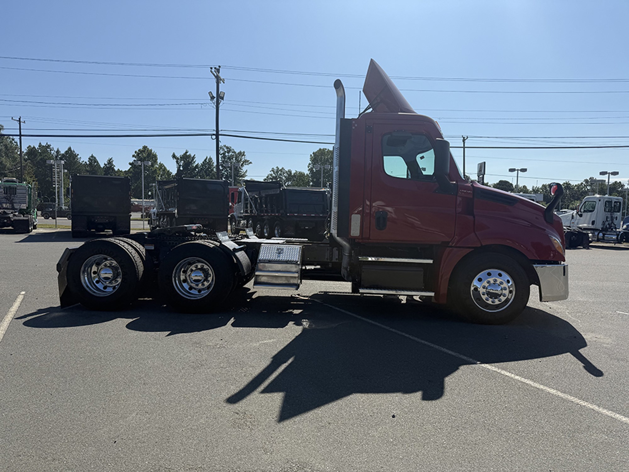2021 Freightliner Cascadia 126 2021 Freightliner Cascadia 126 - image 3 of 6