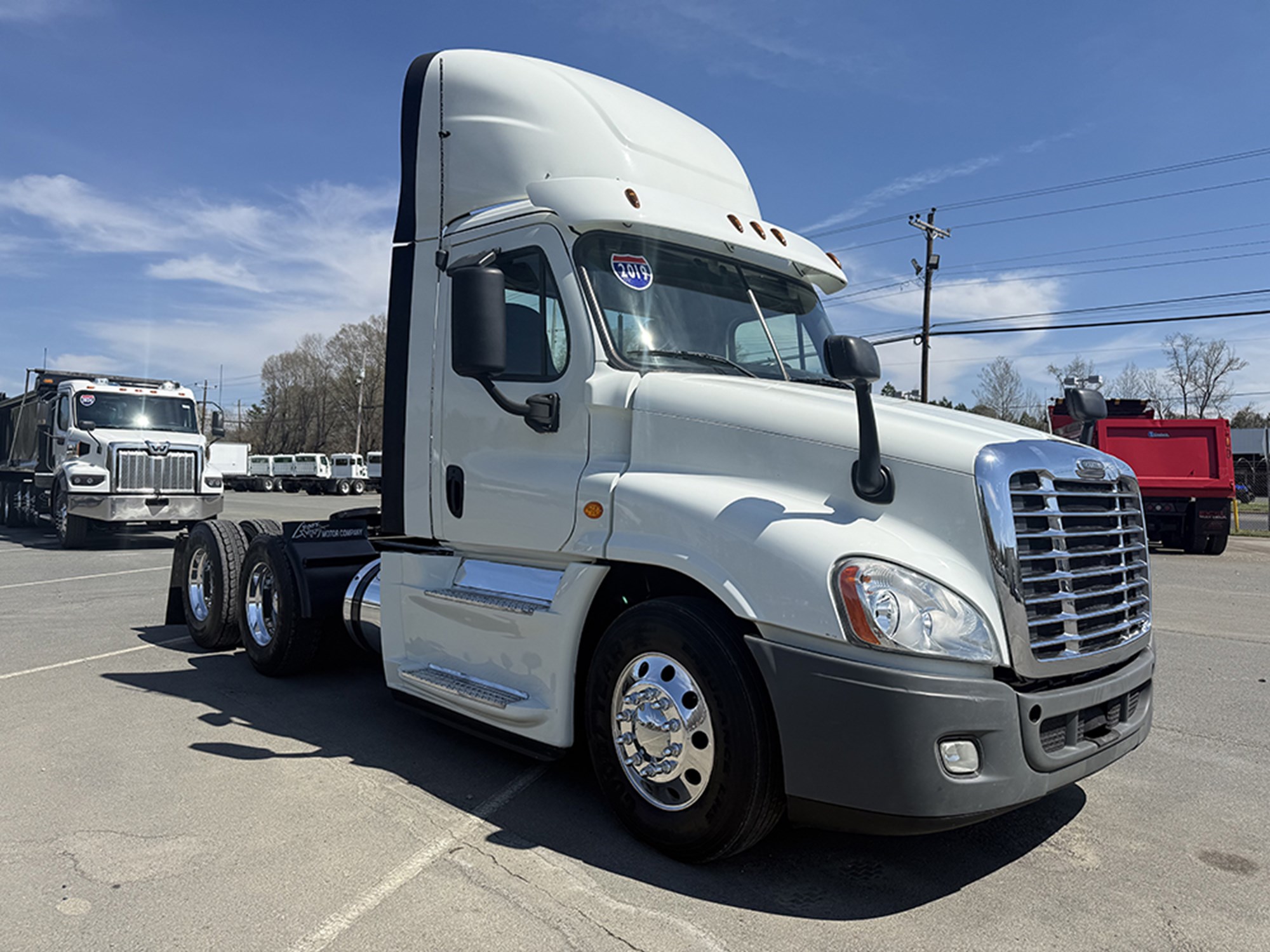 2019 Freightliner Cascadia 125 2019 Freightliner Cascadia 125 - image 2 of 6