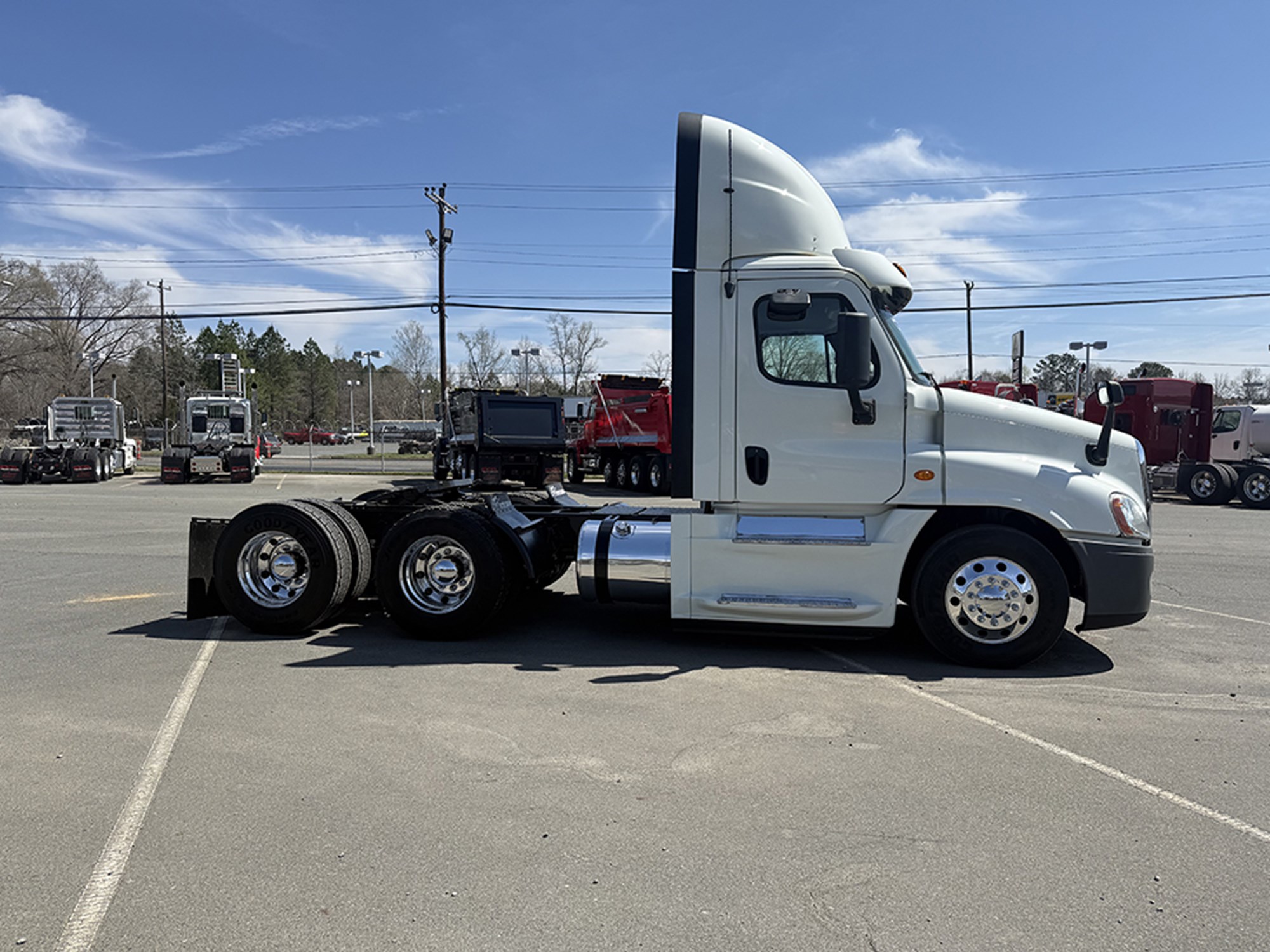 2019 Freightliner Cascadia 125 2019 Freightliner Cascadia 125 - image 3 of 6