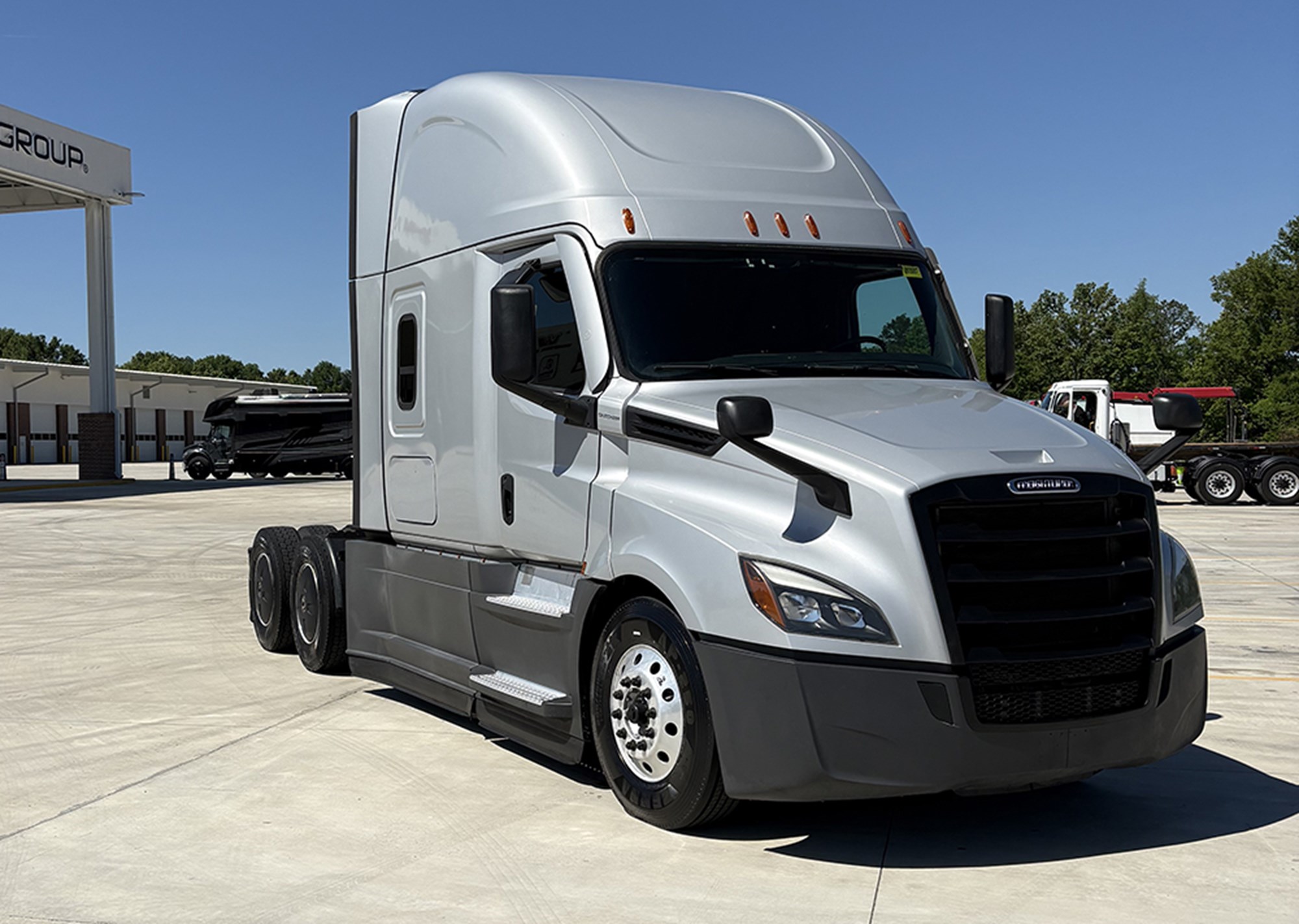 2023 Freightliner Cascadia 126 2023 Freightliner Cascadia 126 - image 2 of 6