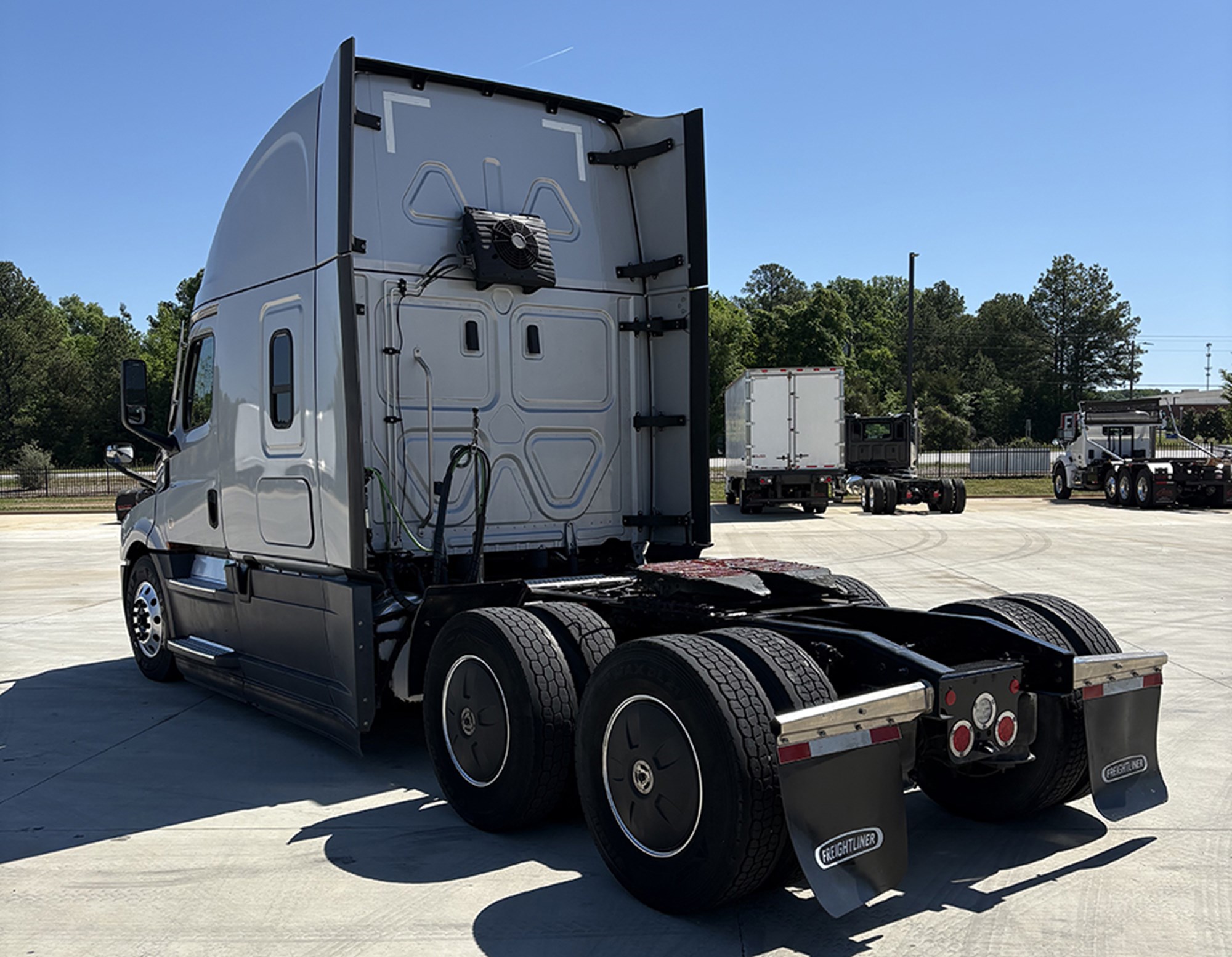 2023 Freightliner Cascadia 126 2023 Freightliner Cascadia 126 - image 5 of 6