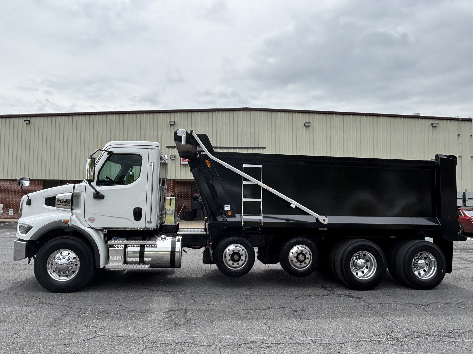 2025 Western Star 47X 2025 Western Star 47X - image 2 of 6
