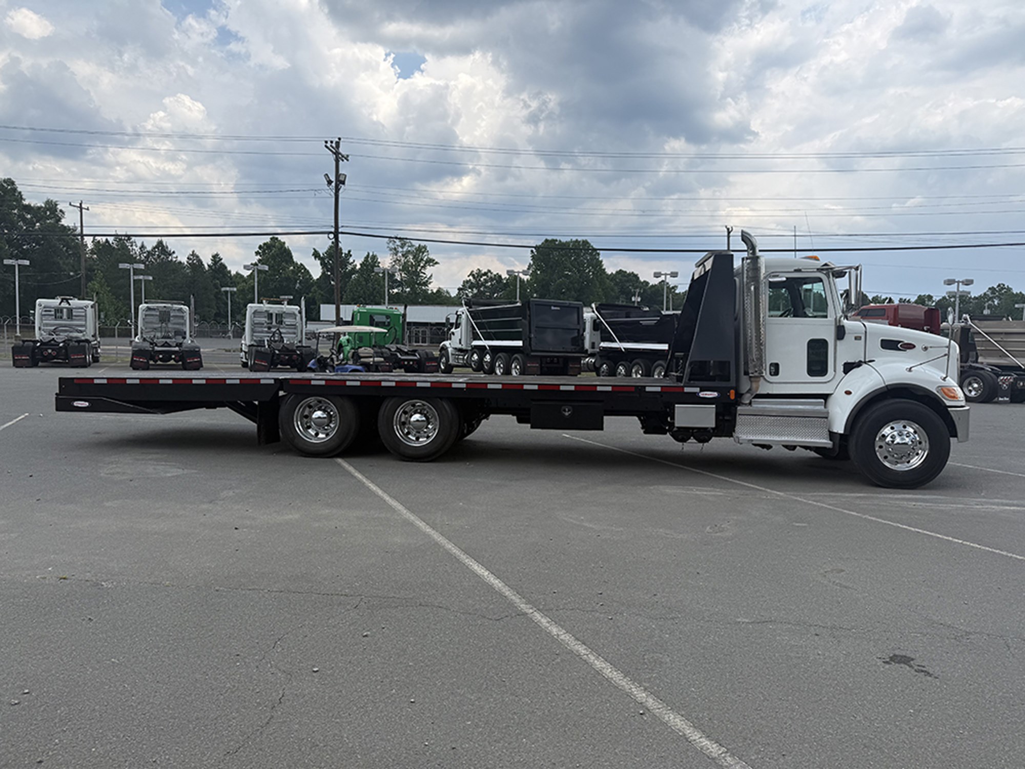 2019 Peterbilt 348 2019 Peterbilt 348 - image 3 of 6