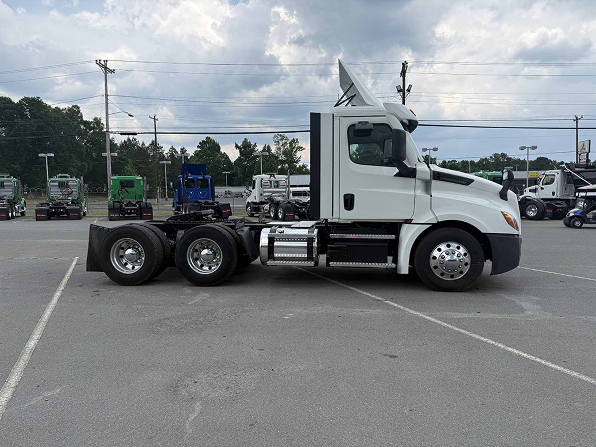 2020 Freightliner Cascadia 126 2020 Freightliner Cascadia 126 - image 3 of 6