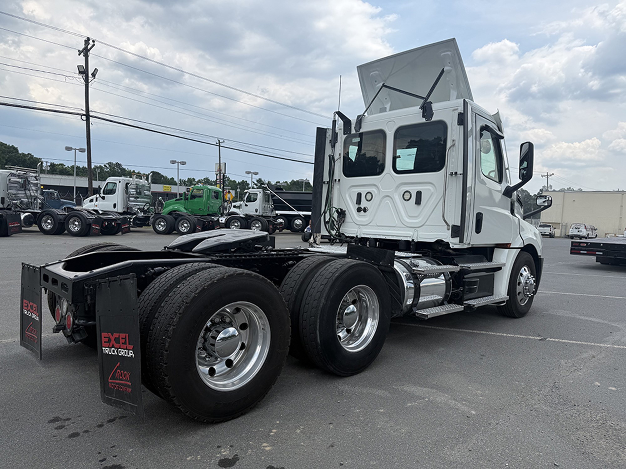 2020 Freightliner Cascadia 126 2020 Freightliner Cascadia 126 - image 4 of 6