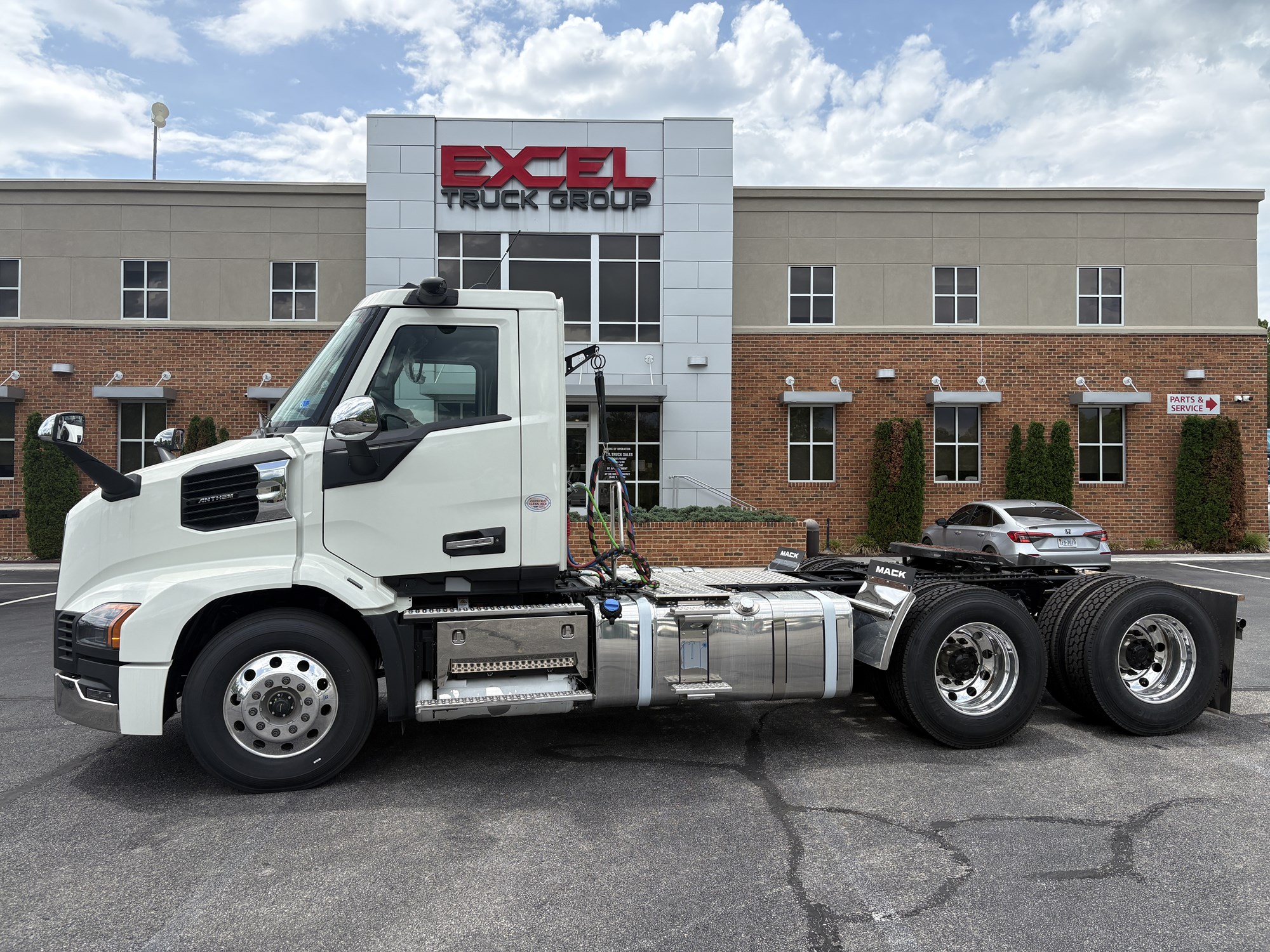 2027 Mack Anthem 2027 Mack Anthem - image 1 of 6