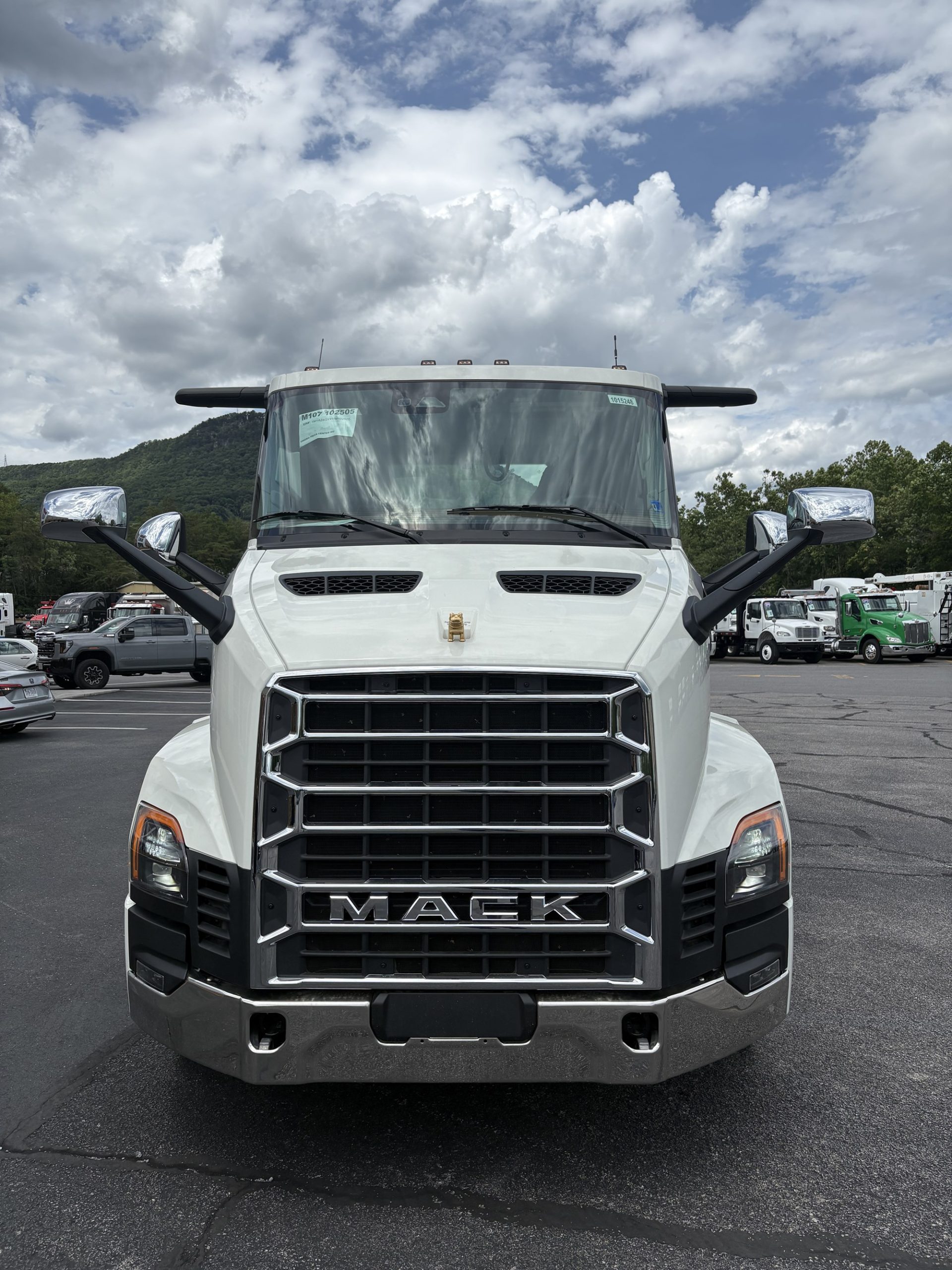 2027 Mack Anthem 2027 Mack Anthem - image 2 of 6