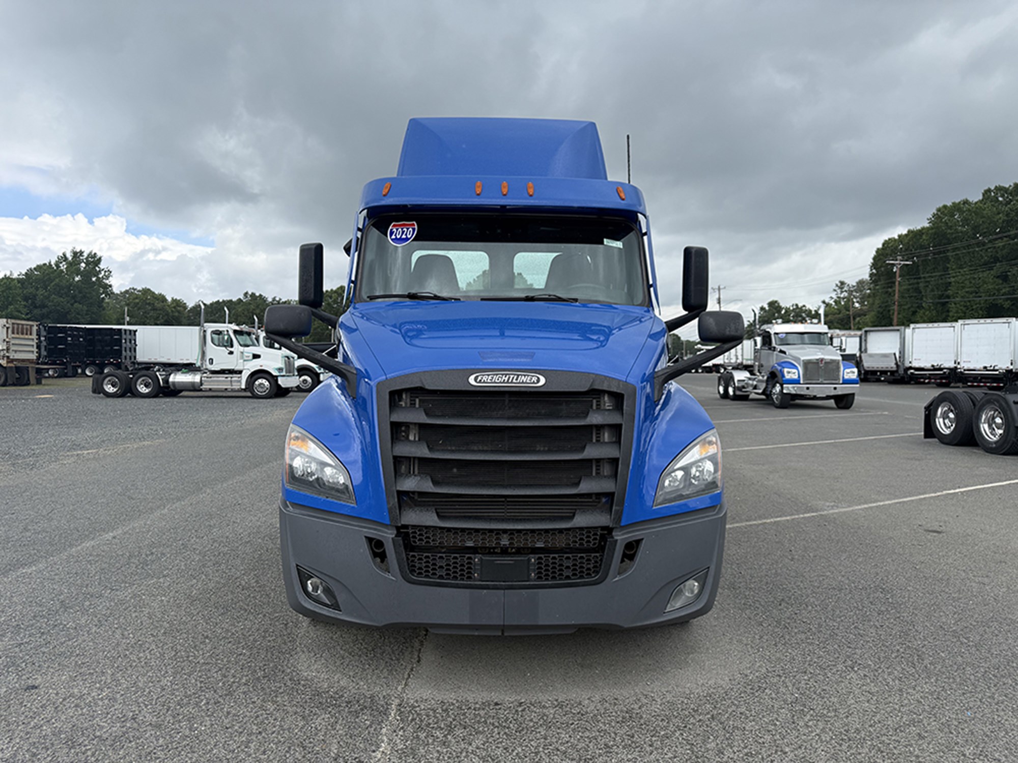 2020 Freightliner Cascadia 126 2020 Freightliner Cascadia 126 - image 2 of 6