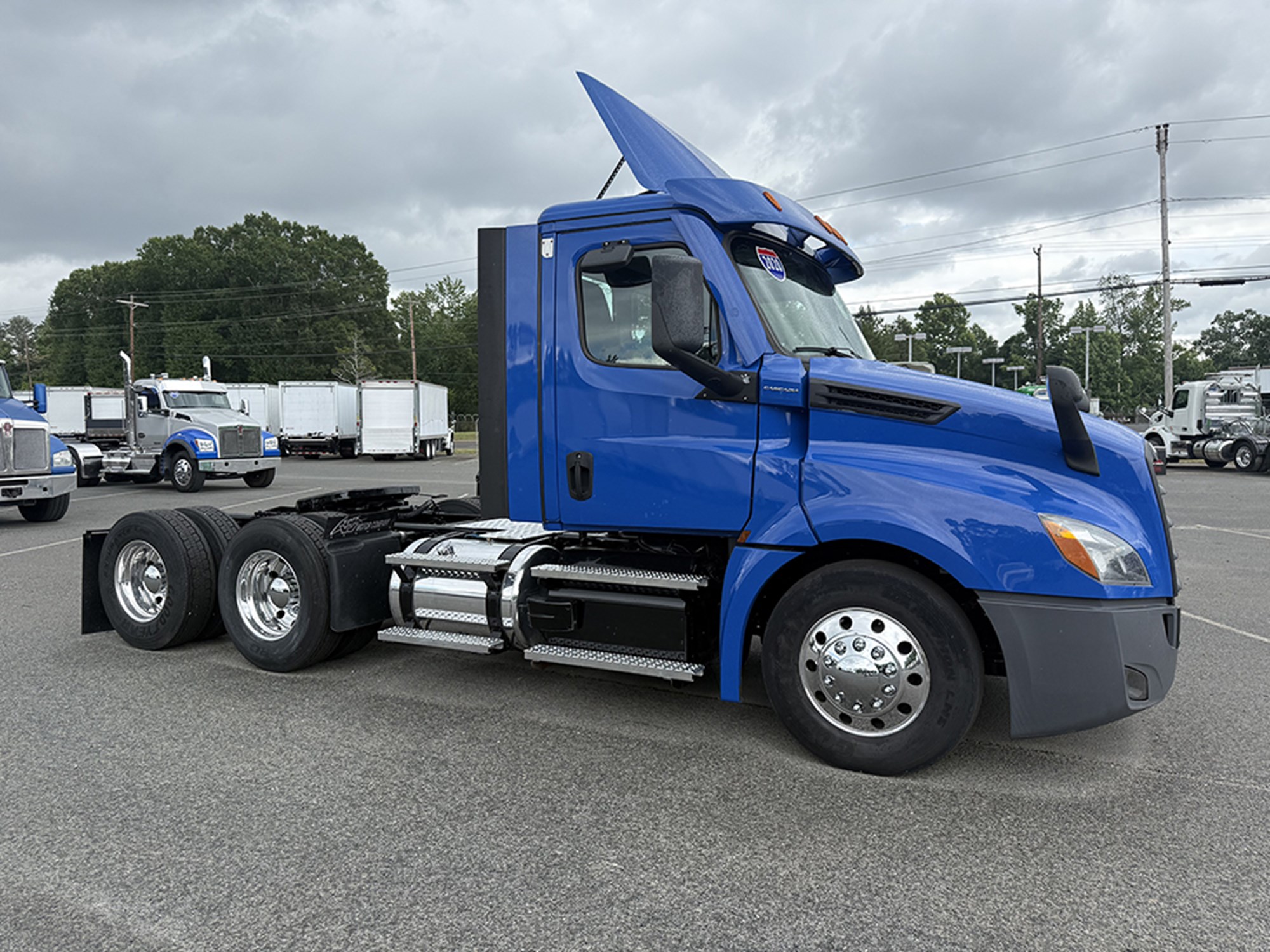 2020 Freightliner Cascadia 126 2020 Freightliner Cascadia 126 - image 3 of 6