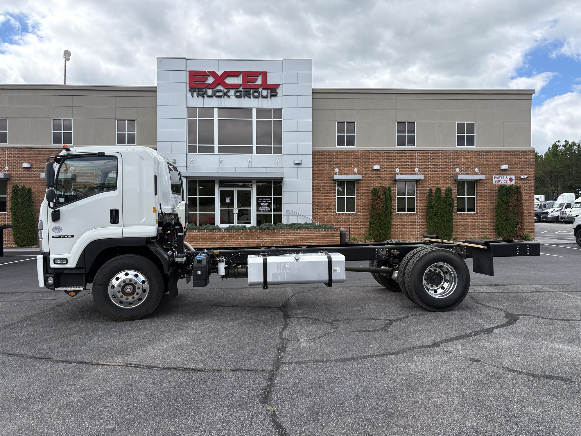2024 Isuzu FTR 2024 Isuzu FTR - image 1 of 5