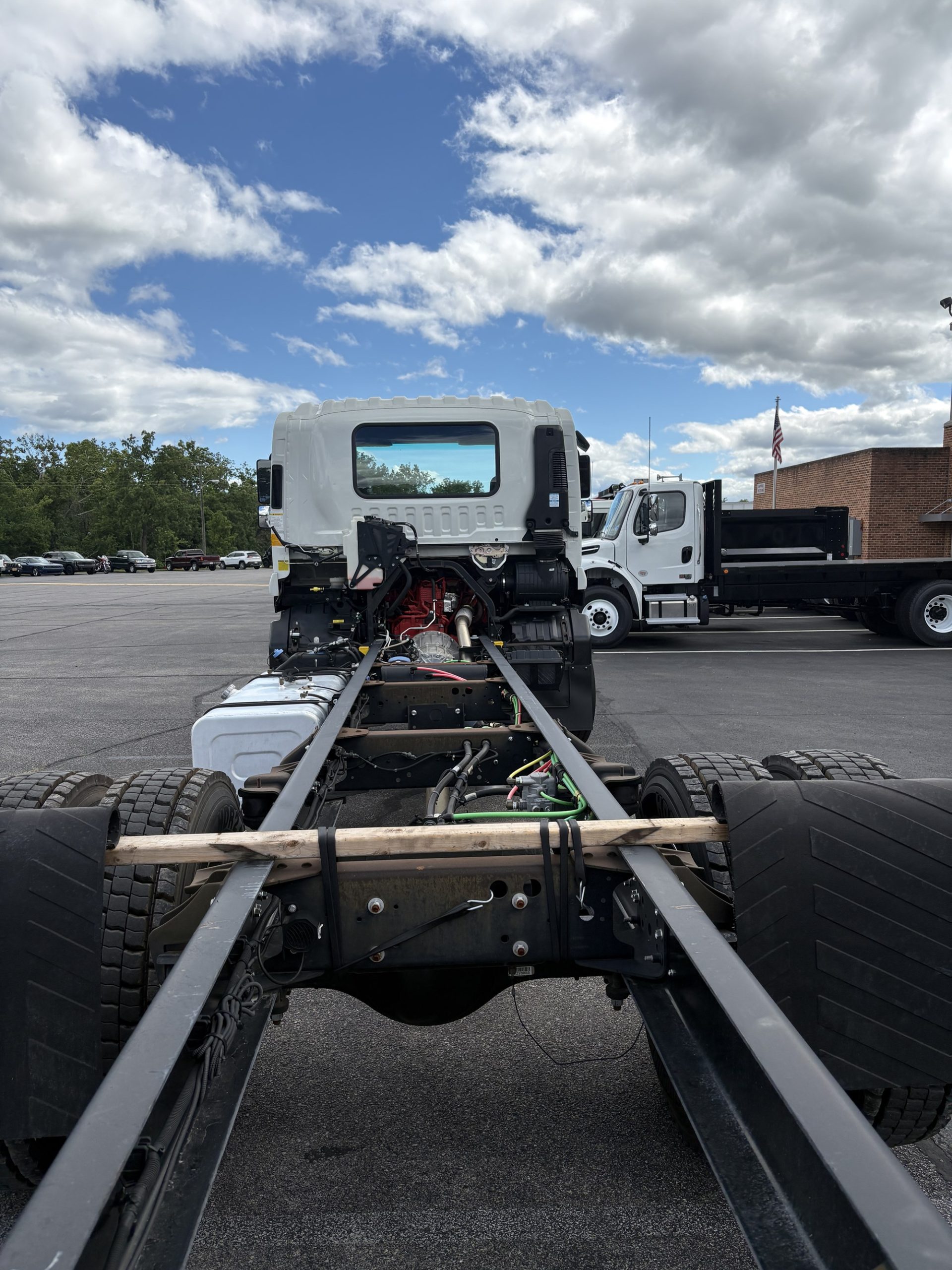 2024 Isuzu FTR 2024 Isuzu FTR - image 3 of 5