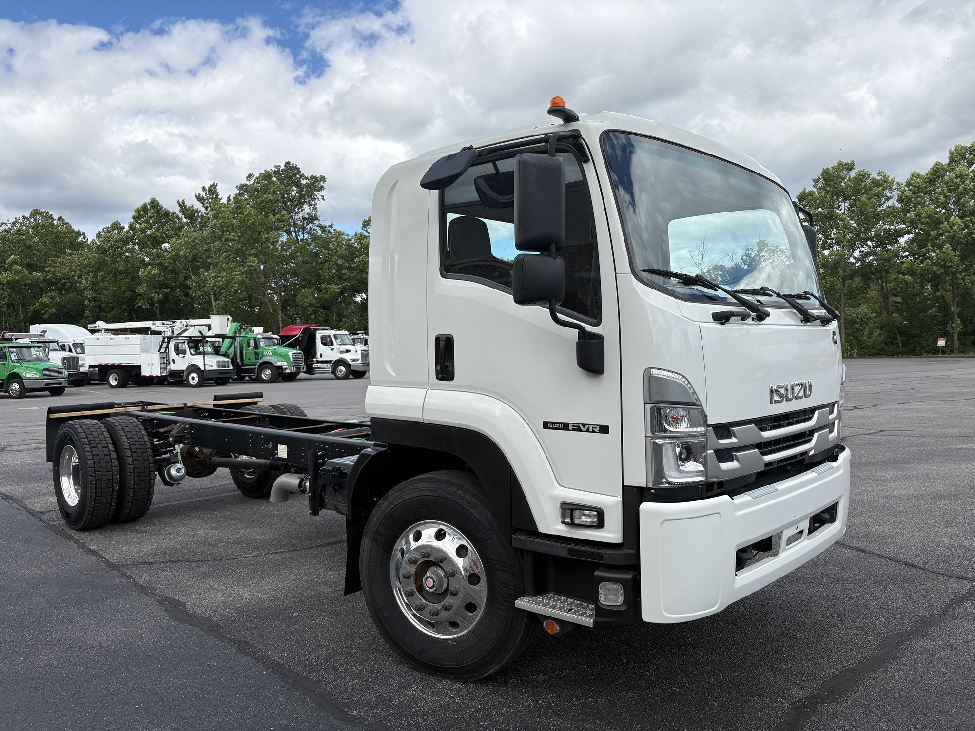 2024 Isuzu FTR 2024 Isuzu FTR - image 3 of 5