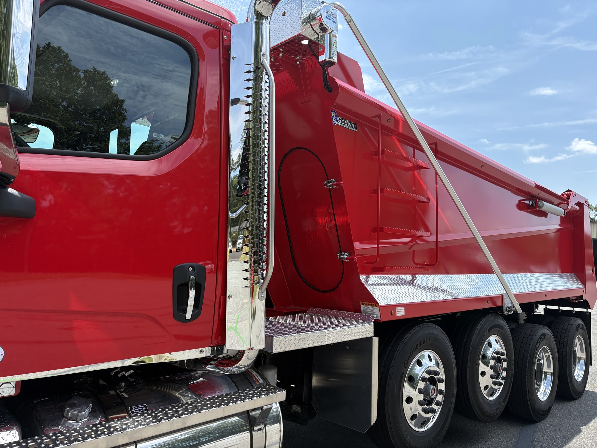2027 Western Star 47X 2027 Western Star 47X - image 2 of 6