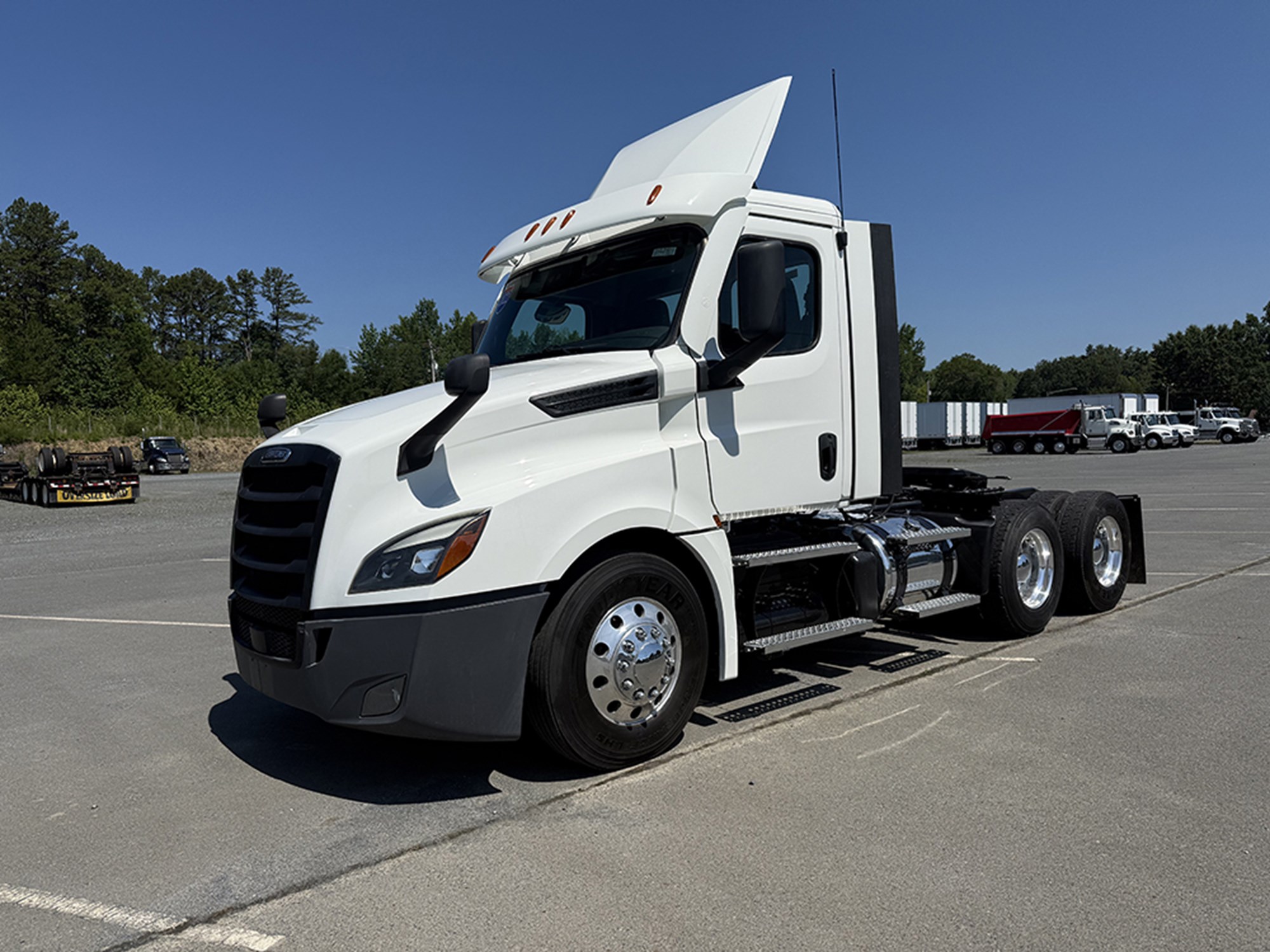 2022 Freightliner CASCADIA 126 2022 Freightliner CASCADIA 126 - image 1 of 6
