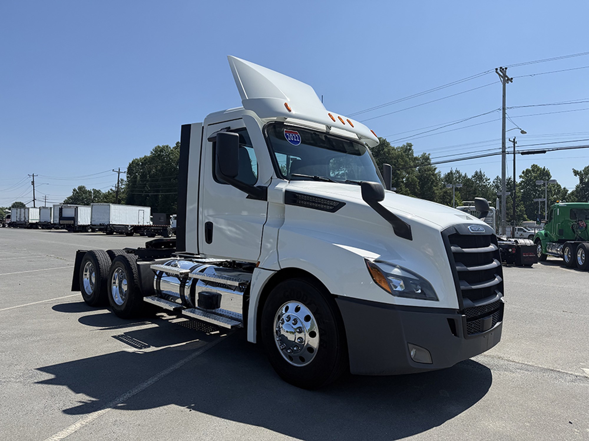 2022 Freightliner CASCADIA 126 2022 Freightliner CASCADIA 126 - image 2 of 6