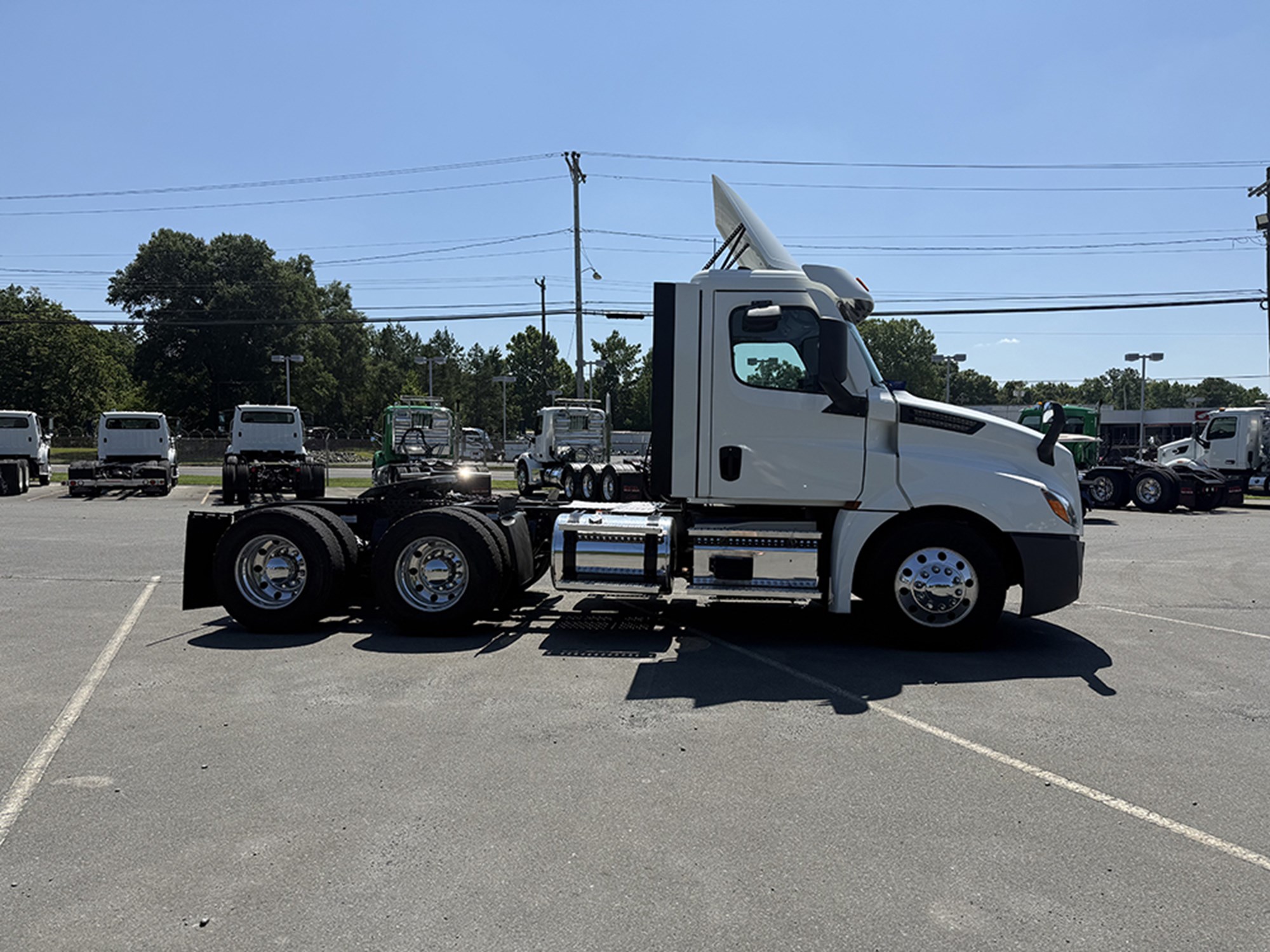 2022 Freightliner CASCADIA 126 2022 Freightliner CASCADIA 126 - image 3 of 6