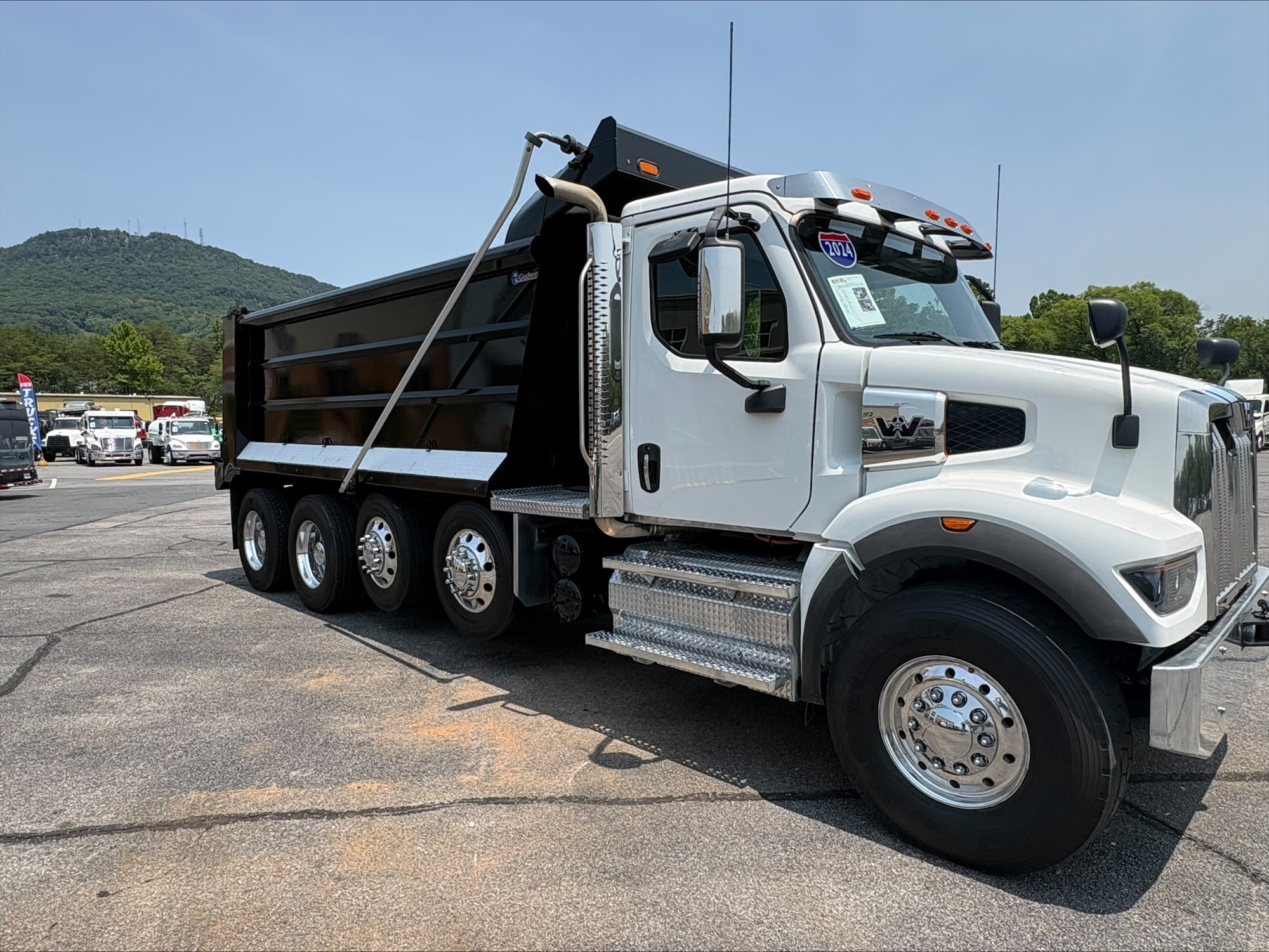 2024 Western Star 47X 2024 Western Star 47X - image 2 of 6