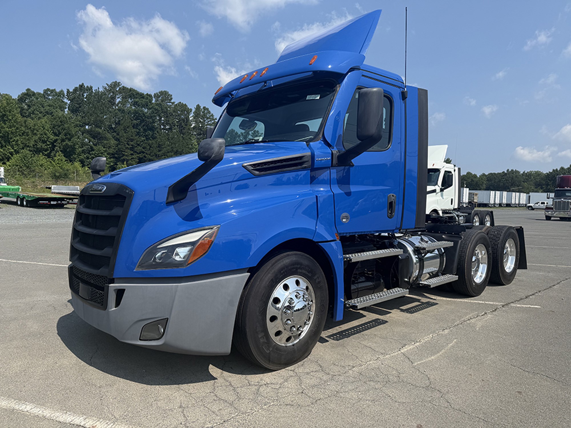 2022 Freightliner Cascadia 2022 Freightliner Cascadia - image 1 of 6
