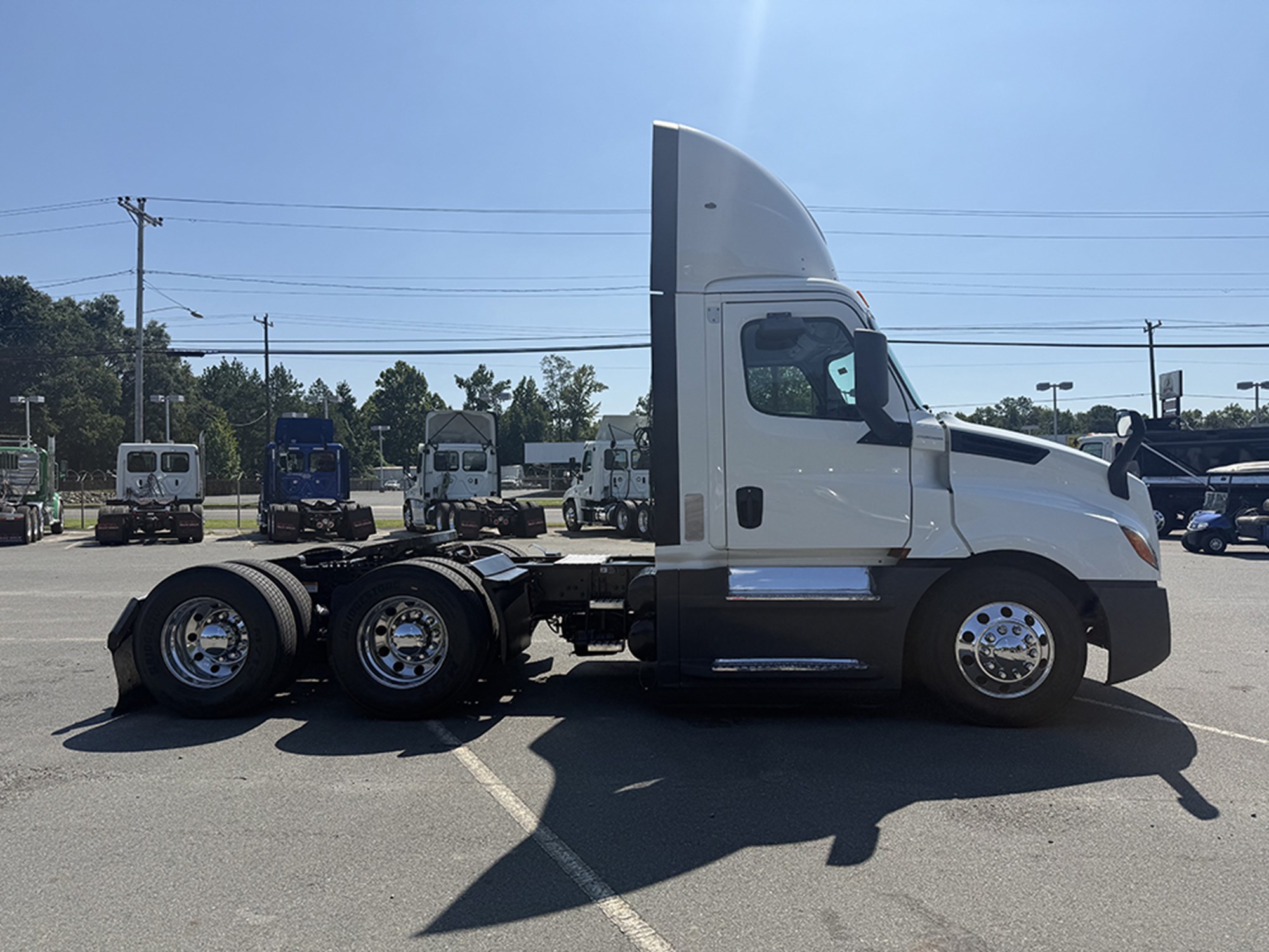 2020 Freightliner Cascadia 126 2020 Freightliner Cascadia 126 - image 3 of 6