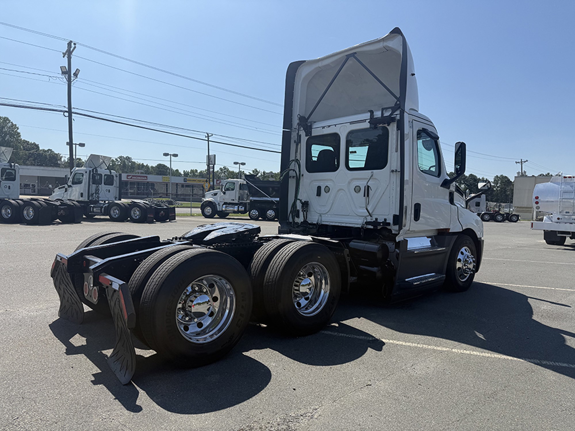2020 Freightliner Cascadia 126 2020 Freightliner Cascadia 126 - image 4 of 6