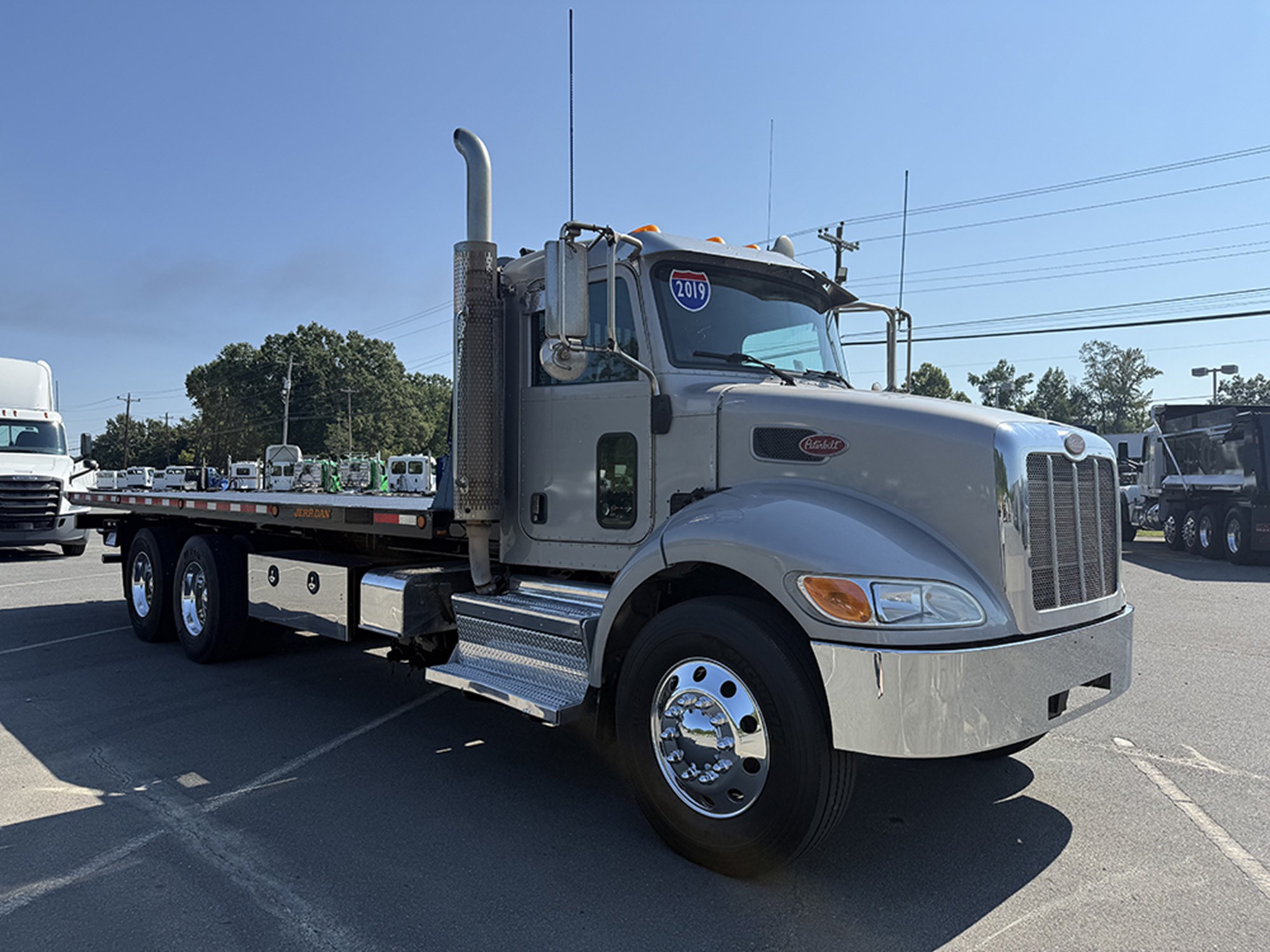 2019 Peterbilt 348 2019 Peterbilt 348 - image 2 of 6