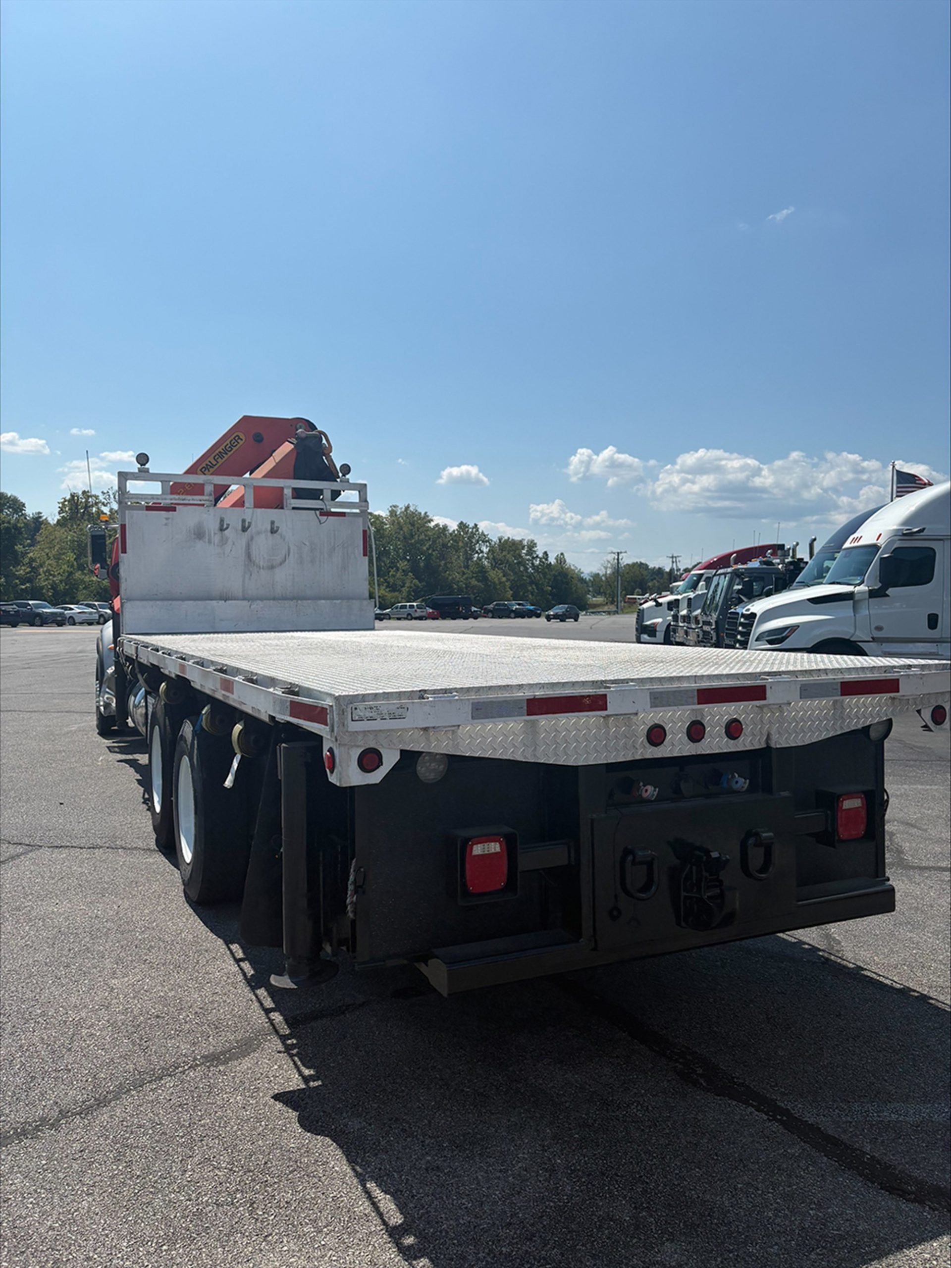 2016 Peterbilt 348 2016 Peterbilt 348 - image 4 of 6