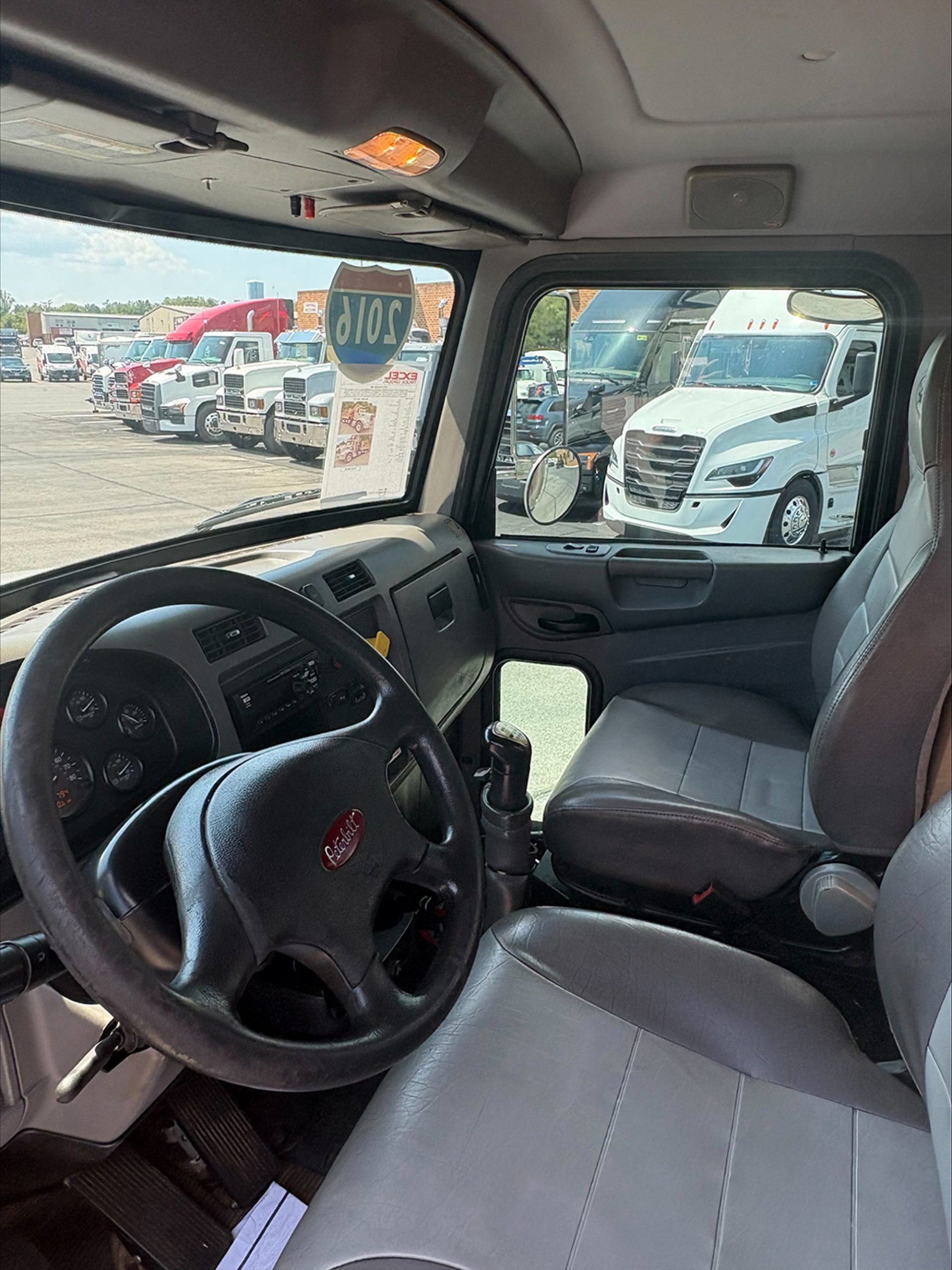 2016 Peterbilt 348 2016 Peterbilt 348 - image 5 of 6