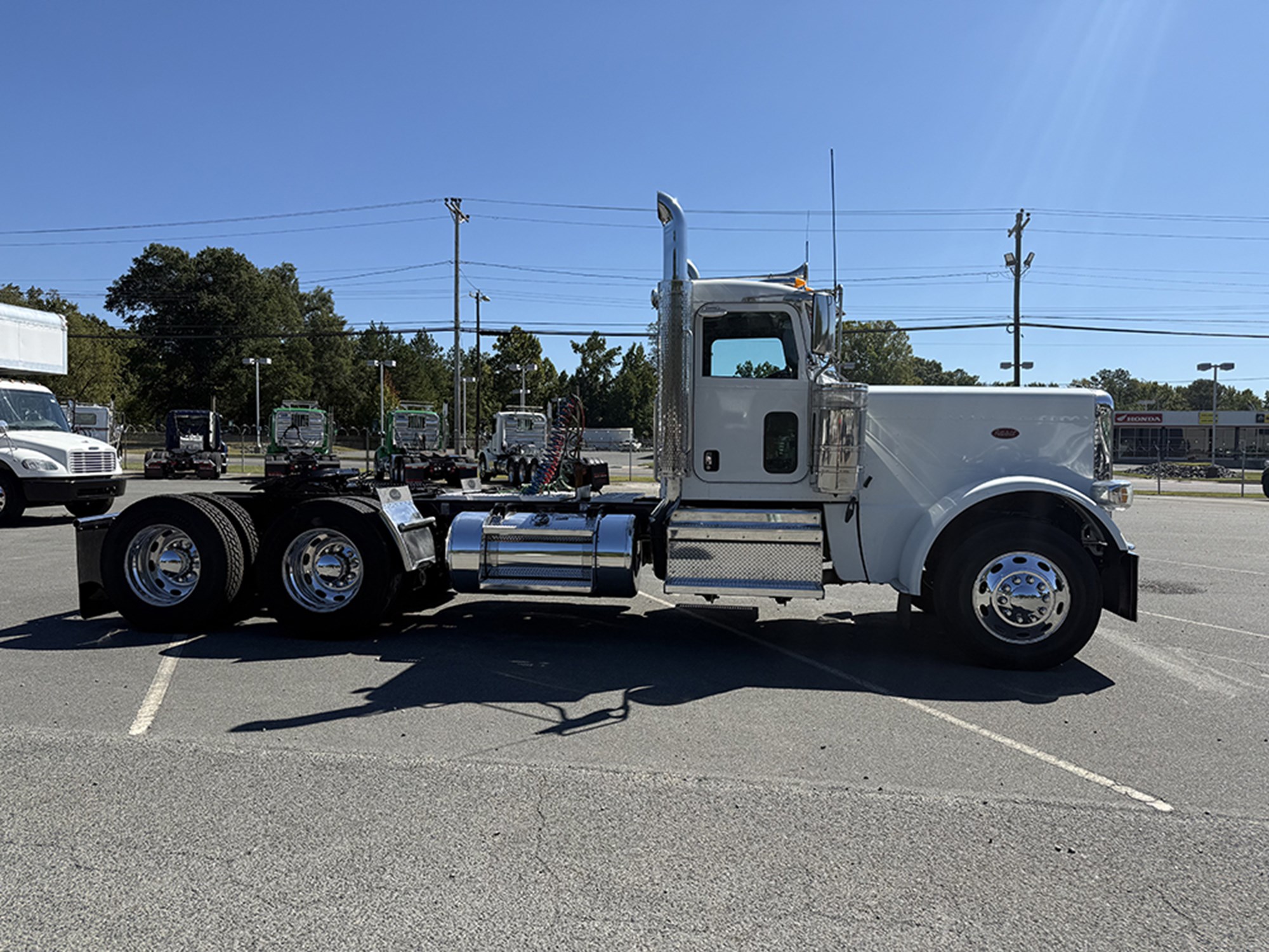 2019 Peterbilt 389 2019 Peterbilt 389 - image 3 of 6