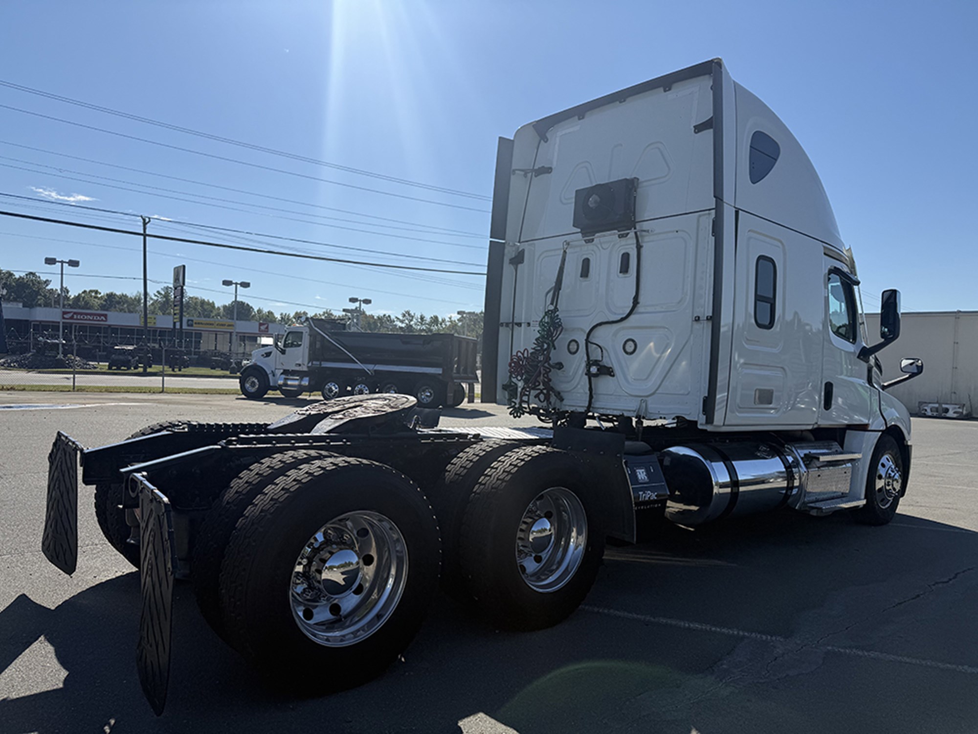 2020 Freightliner Cascadia 126 2020 Freightliner Cascadia 126 - image 4 of 6