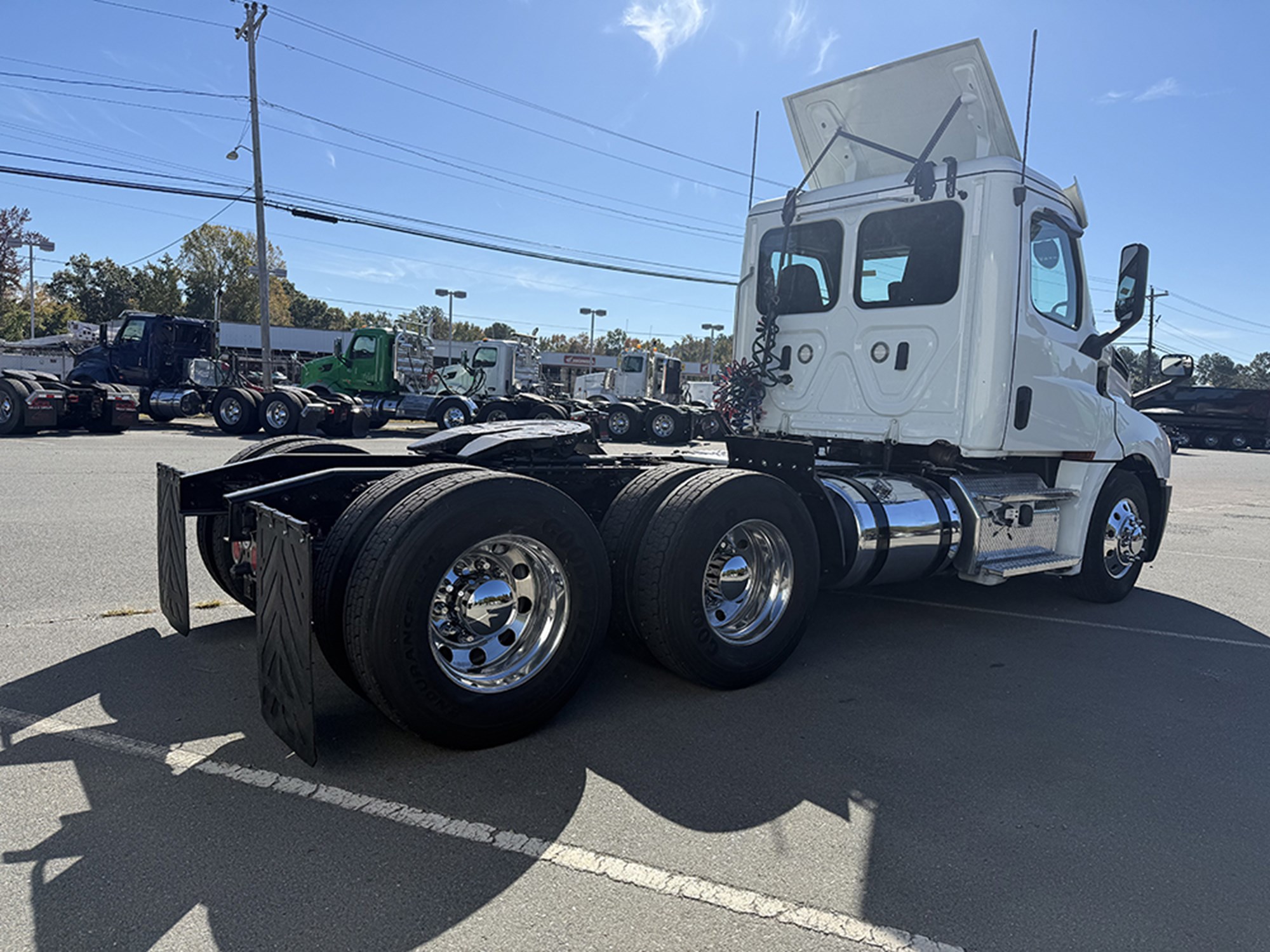 2020 Freightliner Cascadia 126 2020 Freightliner Cascadia 126 - image 4 of 6