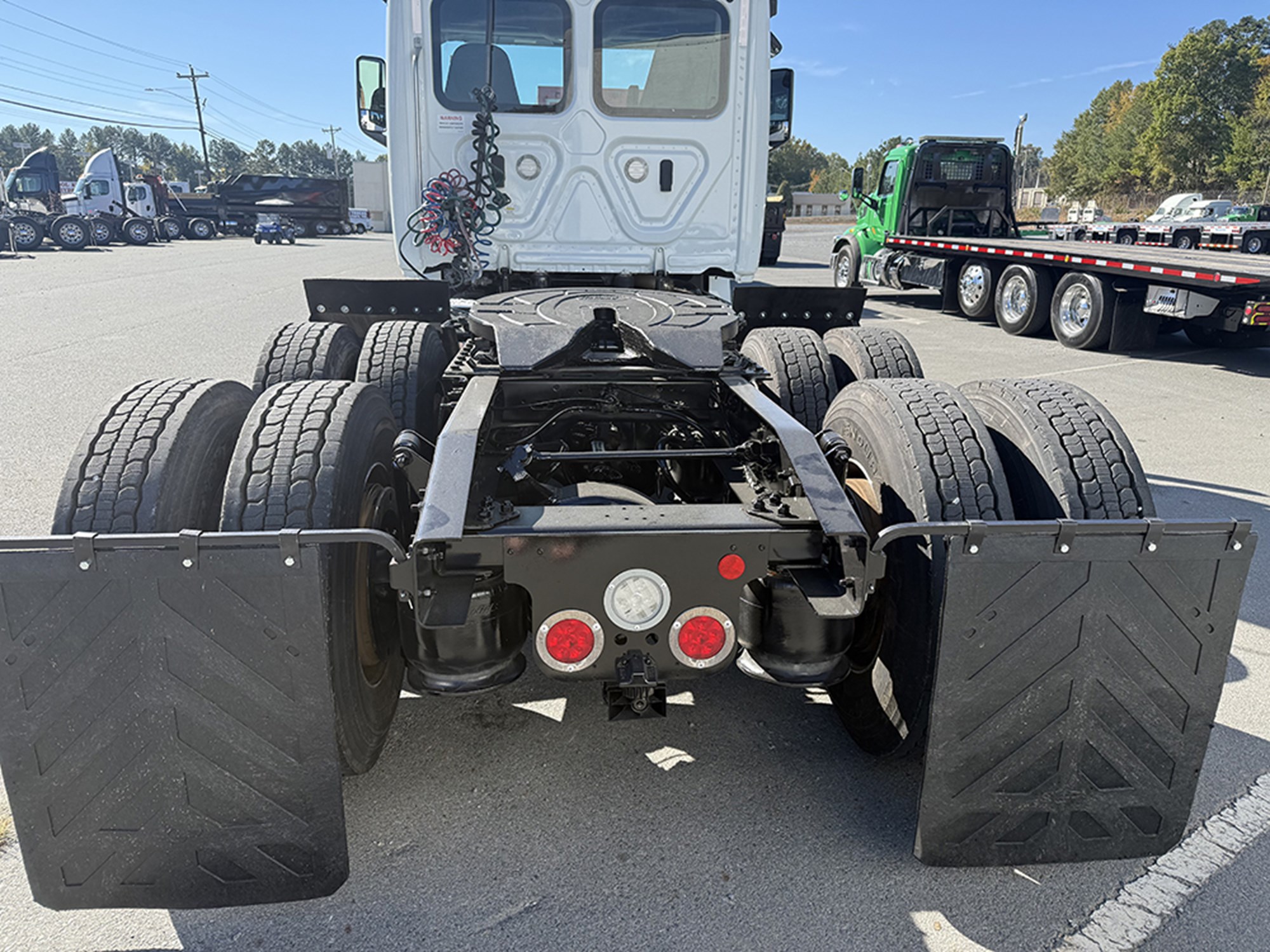 2020 Freightliner Cascadia 126 2020 Freightliner Cascadia 126 - image 5 of 6